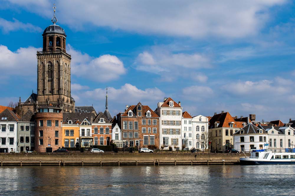 Uitzicht op de kerktoren van Deventer vanaf de IJssel